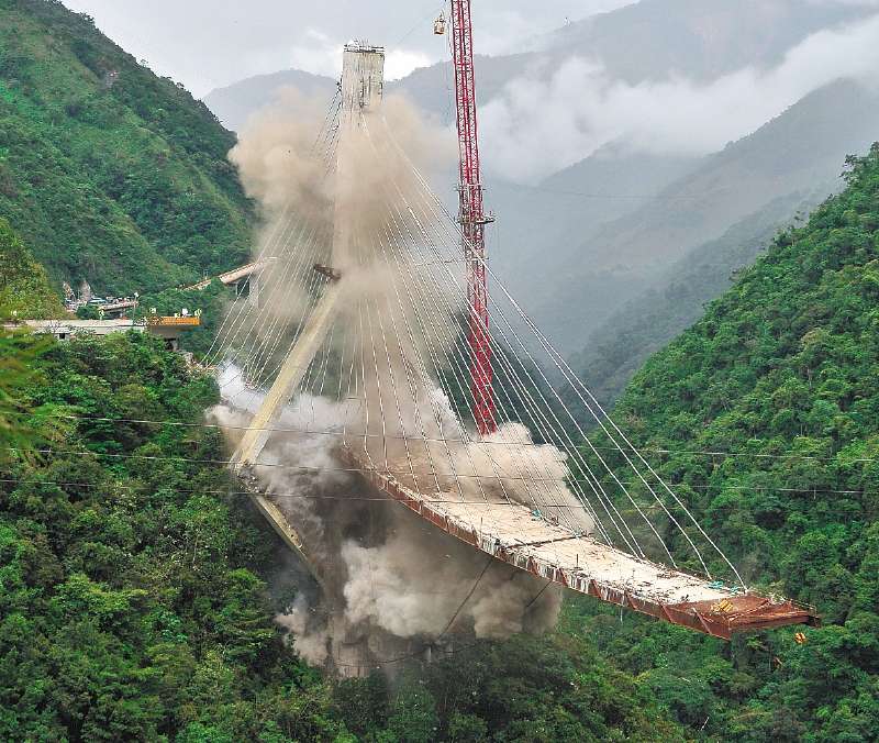 Imagen de la demolición de la estructura del puente en julio de 2018.