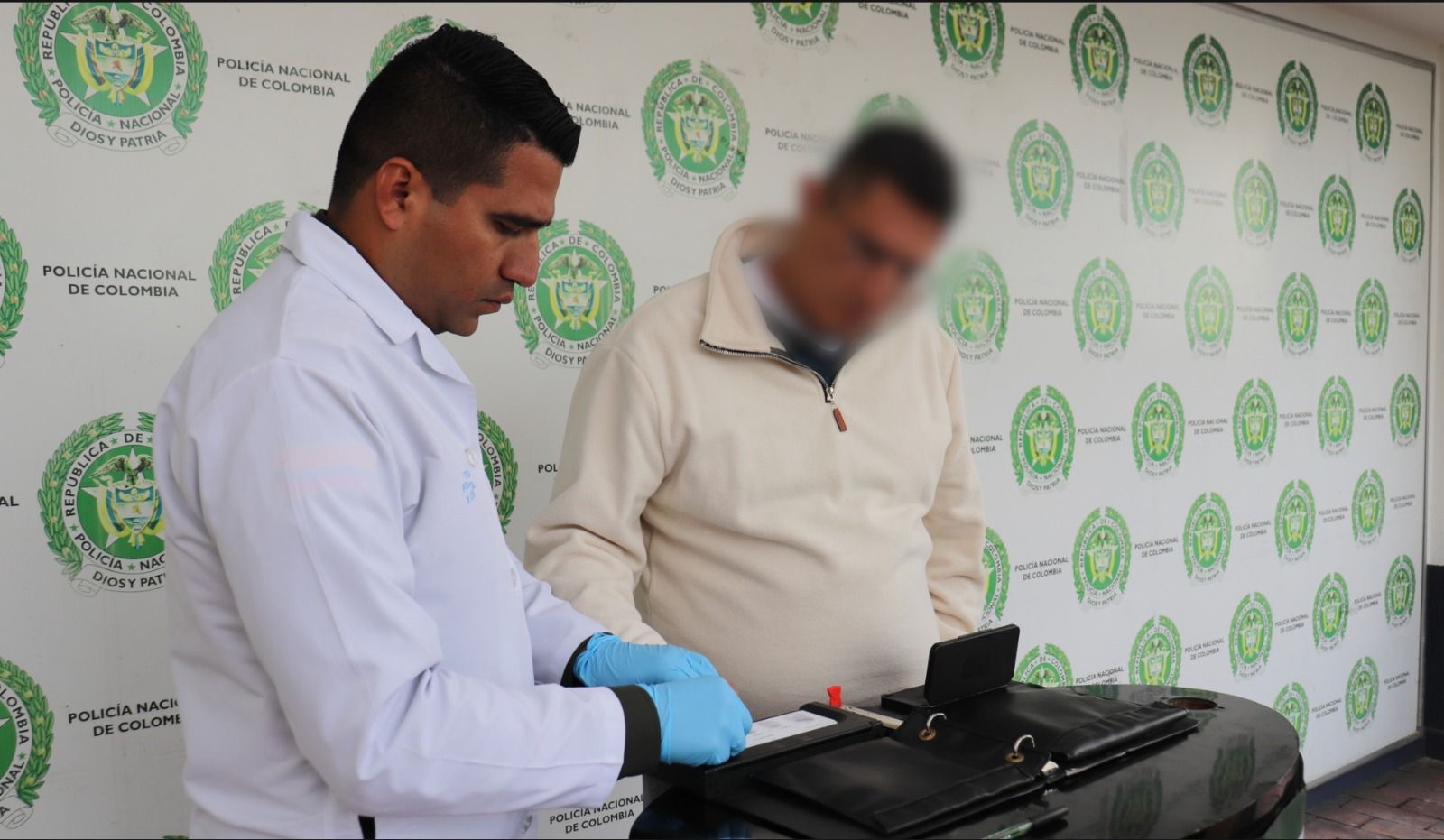 Según las autoridades, el hombre se hacía pasar por conductor de taxi para ganarse la confianza de sus víctimas, principalmente personas que salían de discotecas y establecimientos nocturnos en la ciudad.