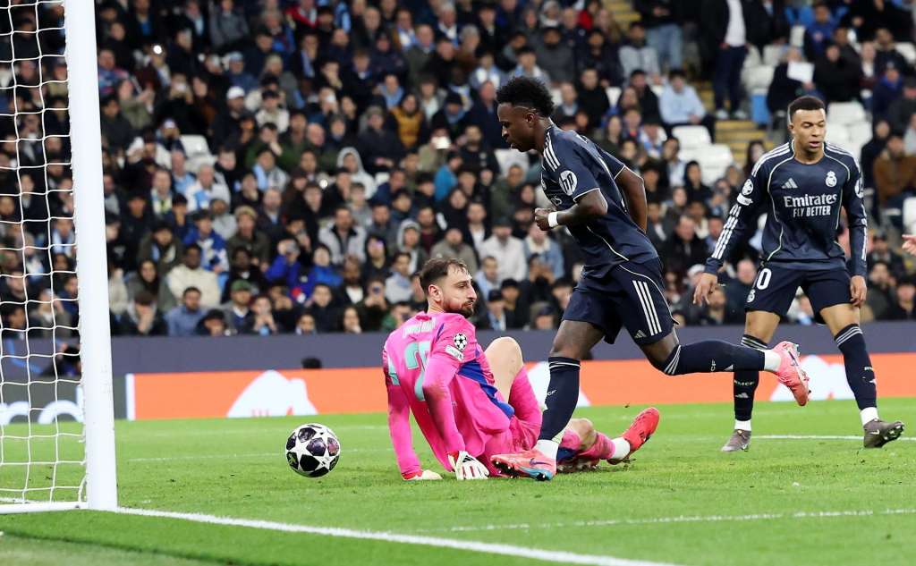 MANCHESTER (United Kingdom), 17/03/2026.- Vinicius Junior (R) of Real Madrid scores a goal that was disallowed for offside during the UEFA Champions League Round of 16 2nd leg match between Manchester City and Real Madrid in Manchester, Great Britain, 17 March 2026. (Liga de Campeones, Gran Bretaña, Reino Unido) EFE/EPA/ADAM VAUGHAN