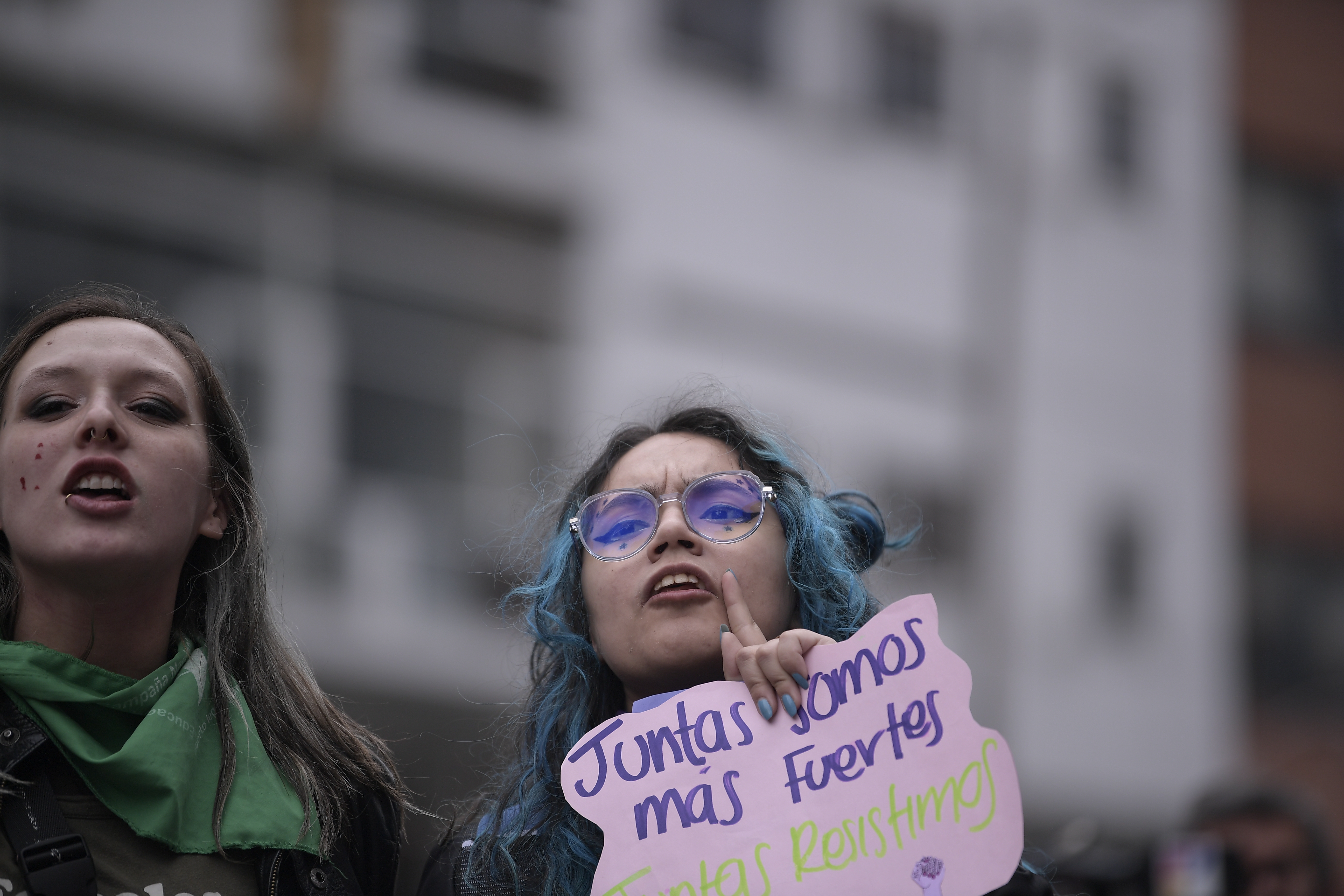 Decenas de alumnas y exalumnas de este colegio, se reunieron frente a la sede de bachillerato, en el barrio Chapinero, para respaldar a las denunciantes que aseguran haber sufrido violencia sexual y maltrato físico al interior de la institución.