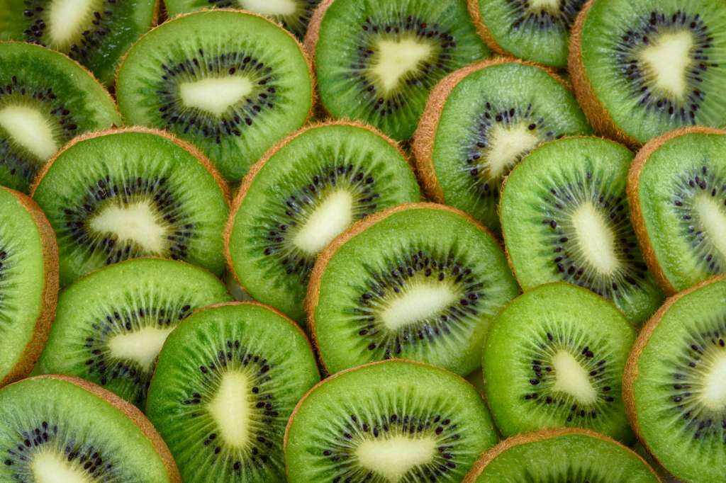 El Kiwi mejora la digestuón porque contiene fibra facilitando el tránsito intestinal.