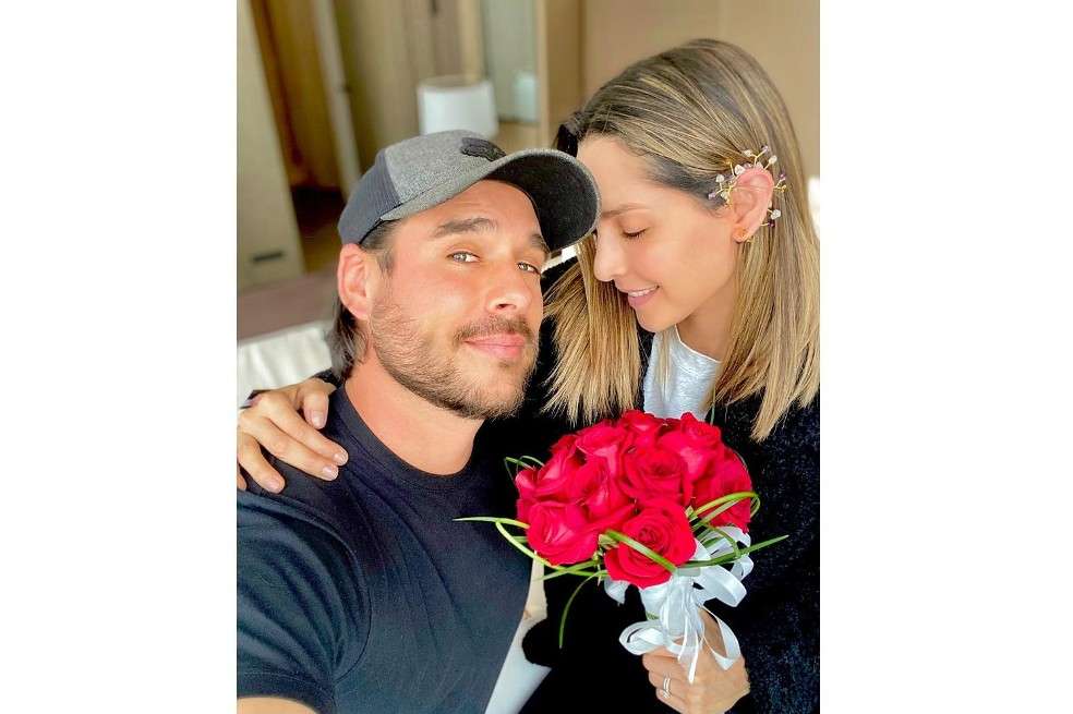 Con esta romántica fotografía, la pareja celebró su primer aniversario de casados. “Que el amor triunfe por encima de todo. Gracias a todos por acompañarnos en este primer aniversario, sentimos todo su cariño y buena energía, créanme que están muy correspondidos, los queremos muchísimo”.