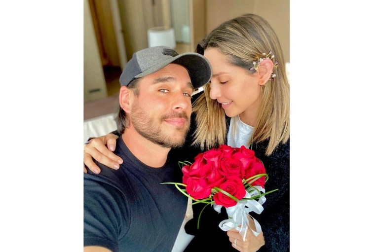 Con esta romántica fotografía, la pareja celebró su primer aniversario de casados. “Que el amor triunfe por encima de todo. Gracias a todos por acompañarnos en este primer aniversario, sentimos todo su cariño y buena energía, créanme que están muy correspondidos, los queremos muchísimo”.