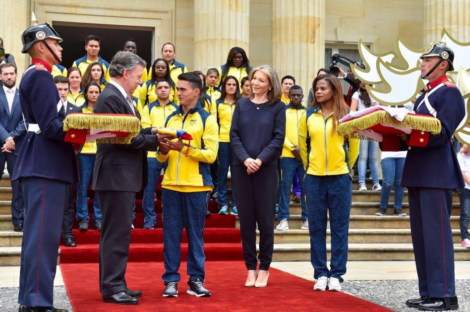 El presidente Juan Manuel Santos le entregó el Pabellón Nacional al gimnasta Jossimar Calvo.