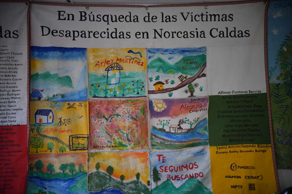 Retratos, familiares y otros elementos de personas que se encuentran desaparecidas y que se encuentran en la galería de la memoria
