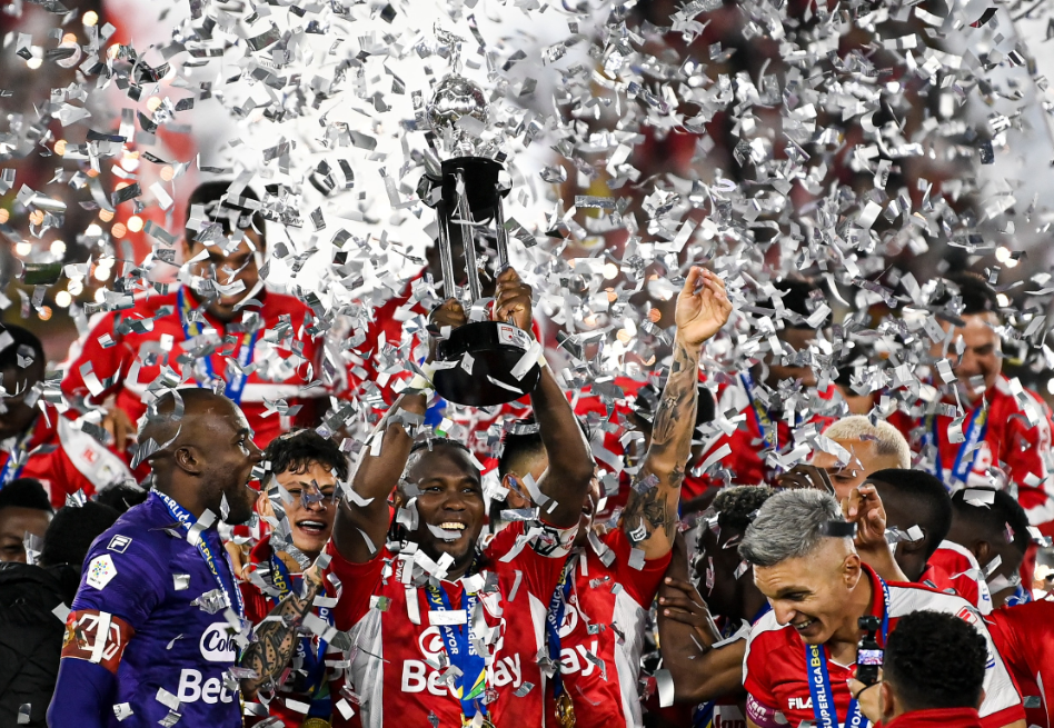 Hugo Rodallega levantó su segundo trofeo con Santa Fe.