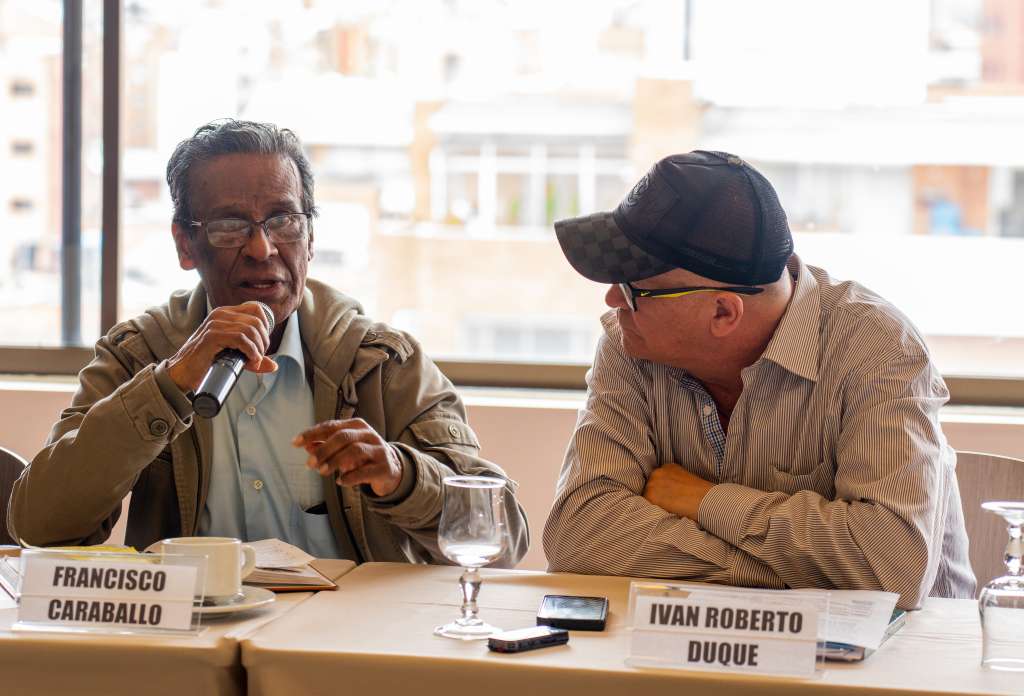 Francisco Caraballo, excomandante y cofundador del EPL, junto al difunto Iván Roberto Duque, ideólogo de las AUC y excomandante del Bloque Central Bolívar.