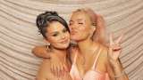 Karol G acompañó a Selena Gómez en su cumpleaños; también estuvo Paris Hilton