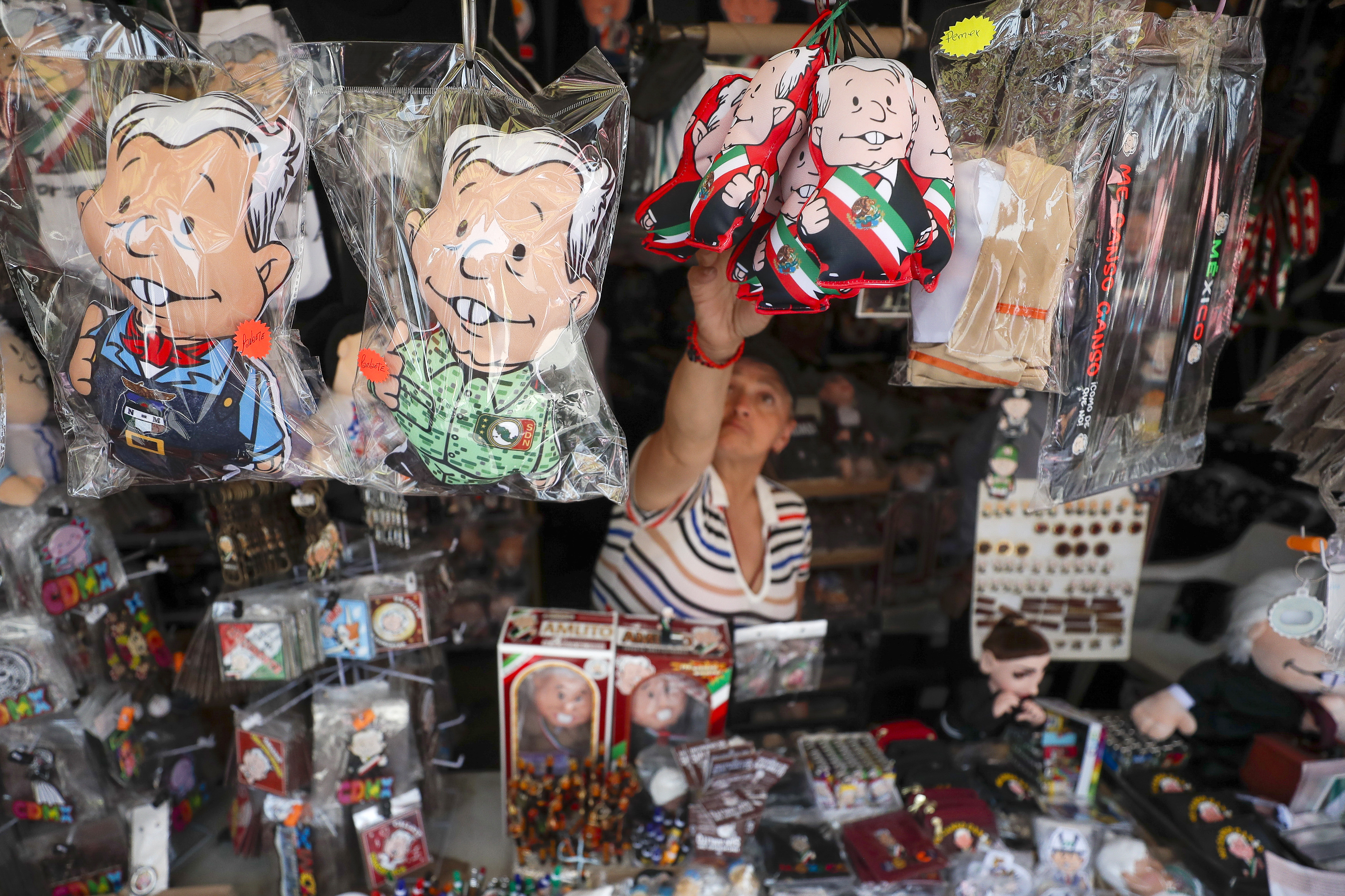 -FOTODELDÍA- MEX9199. CIUDAD DE MÉXICO (MÉXICO), 28/05/2024.- Una comerciante vende productos alusivos del Presidente de México Andrés Manuel López Obrador, el 26 de mayo de 2024 en un puesto ambulante de la Ciudad de México (México). El mandatario mexicano, Andrés Manuel López Obrador, ha actuado en la campaña electoral que termina este miércoles como “un candidato más”, pues su omnipresencia ha impregnado la carrera presidencial que termina este 2 de junio. EFE/Isaac Esquivel