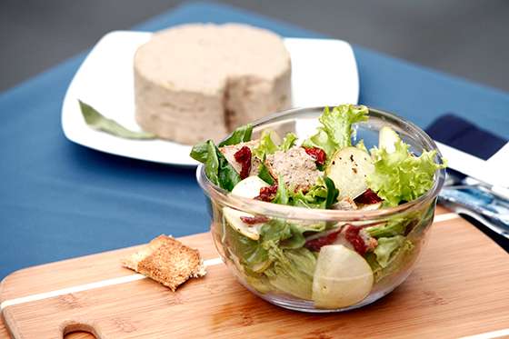Qué delicia una ensalada con paté casero de hígados de pollo y peras