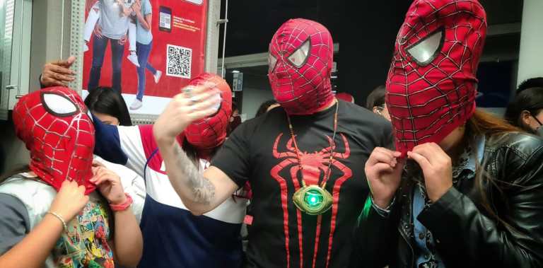 El día que los fanáticos del superhéroe arácnido estaban esperando por fin ha llegado, y aunque para algunos la espera fue infinita, para otros el tiempo ha pasado volando. Este jueves es el estreno oficial de una de las películas más esperadas del año: Spider-Man: No Way Home, y aunque viene acompañada de un sinfín de rumores, teorías y conspiraciones, por fin los seguidores de la historia podrán tener la certeza de afirmar o negar todas las cosas que se han venido diciendo en los últimos meses.