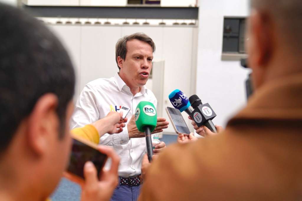 El candidato Leonardo Huerta presentó sus firmas bajo el movimiento "Una Nueva Historia".
