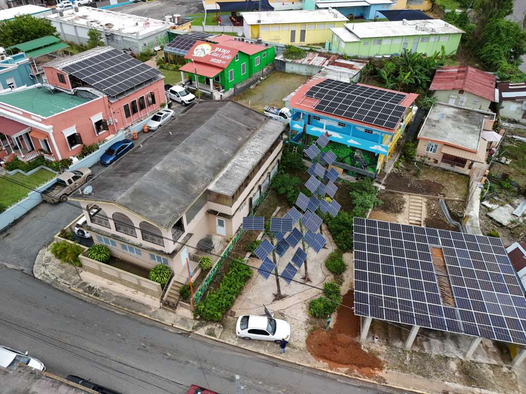 En Adjuntas, en Puerto Rico, la comunidad de unió para construir autonomía energética.