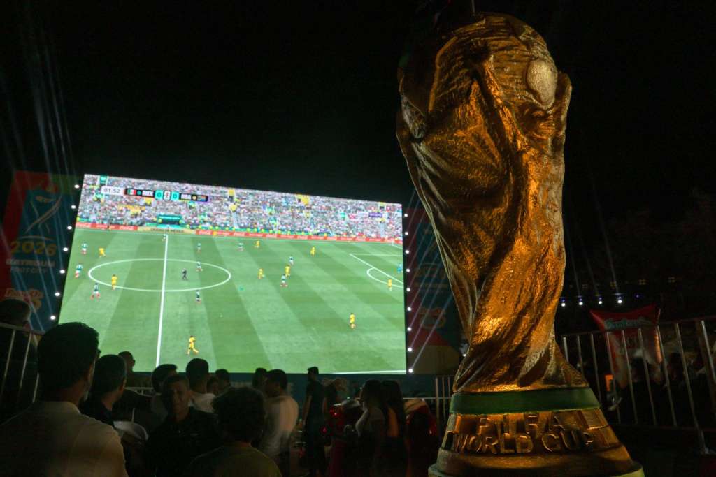BATROUN (Lebanon), 11/06/2026.- Lebanese soccer fans watch the FIFA World Cup 2026 opening match between Mexico and South Africa on a giant screen in Batroun, northern Lebanon, 11 June 2026. The tournament is scheduled to be co-hosted across 16 cities in the United States, Canada, and Mexico from 11 June to 19 July 2026. (Mundial de Fútbol, Líbano, Sudáfrica, Estados Unidos) EFE/EPA/WAEL HAMZEH
