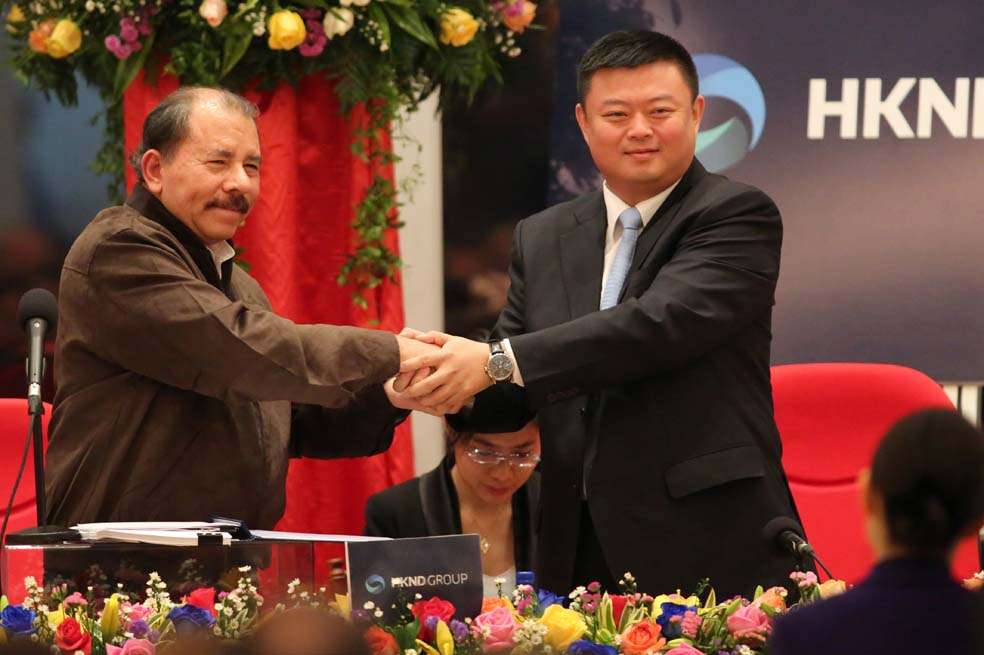 El presidente de Nicaragua, Daniel Ortega (izq.), estrecha la mano del empresario Wang Jing, presidente de la compañía china HK Nicaragua Development Gran Canal Interoceanico. / AFP