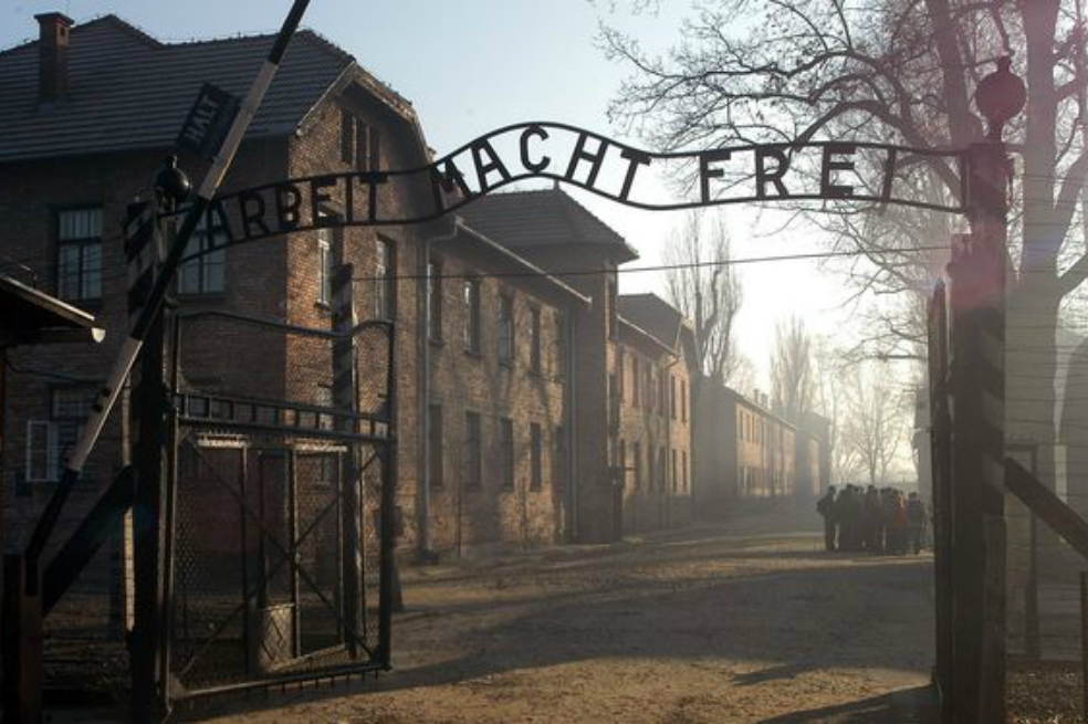 Arbeit macht frei, que significa "el trabajo libera", es el mensaje que los judíos veían en la entrada al campo de concentración en Auschwitz.
/ EFE