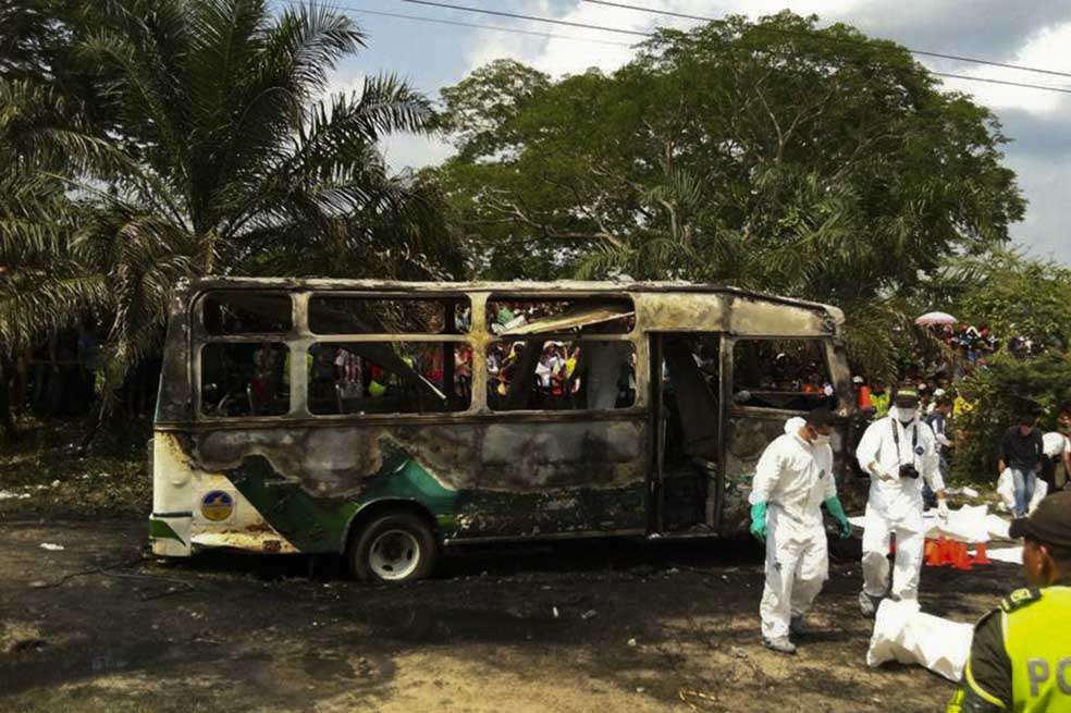 Bus incinerado en una vía del Magdalena transportaba a más de 50 niños. / AFP