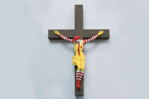 Escándalo en Israel por una obra con el payaso McDonald’s crucificado