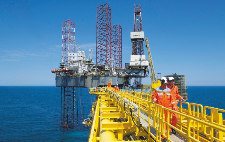 AIE prevé un gran superávit de petróleo esta década por tope de demanda