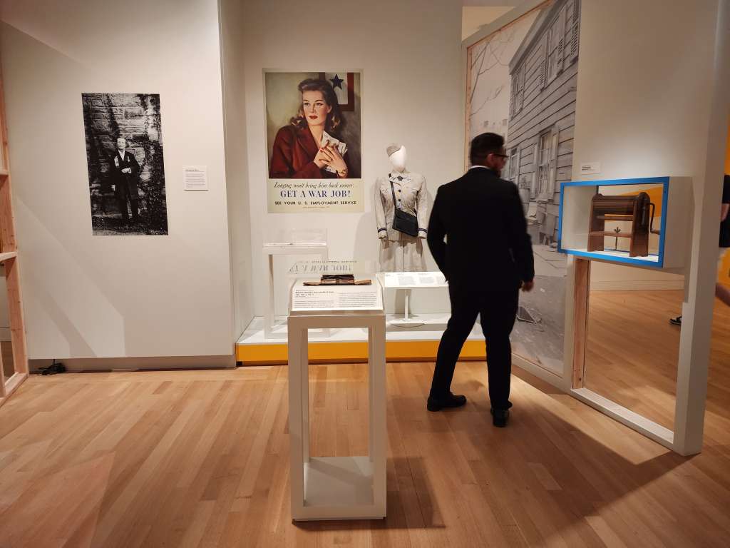 AME5735. NUEVA YORK (ESTADOS UNIDOS), 26/07/2023.- Personas visitan la exposición "Women's Work", hoy en el Museo New York Historical Society en Nueva York (EE. UU). Una nueva exposición en Nueva York cuenta del importante papel de la mujer en Nueva York a través de los años en el mundo del trabajo, muchas veces ignorado y desvalorizado, y la forma en que se ha enfrentado a discriminación, acoso o abuso laboral, así como la evolución de su percepción social. "Women's Work", en el museo Sociedad Histórica de Nueva York hasta el 18 de agosto del 2024, explora cómo la raza, el origen étnico, la clase social, el estado legal, la orientación sexual y presentación de género han impactado los tipos de puestos que se consideran aceptables para las mujeres, así como los tipos de trabajo que éstas han realizado. EFE/ Ruth Hernández