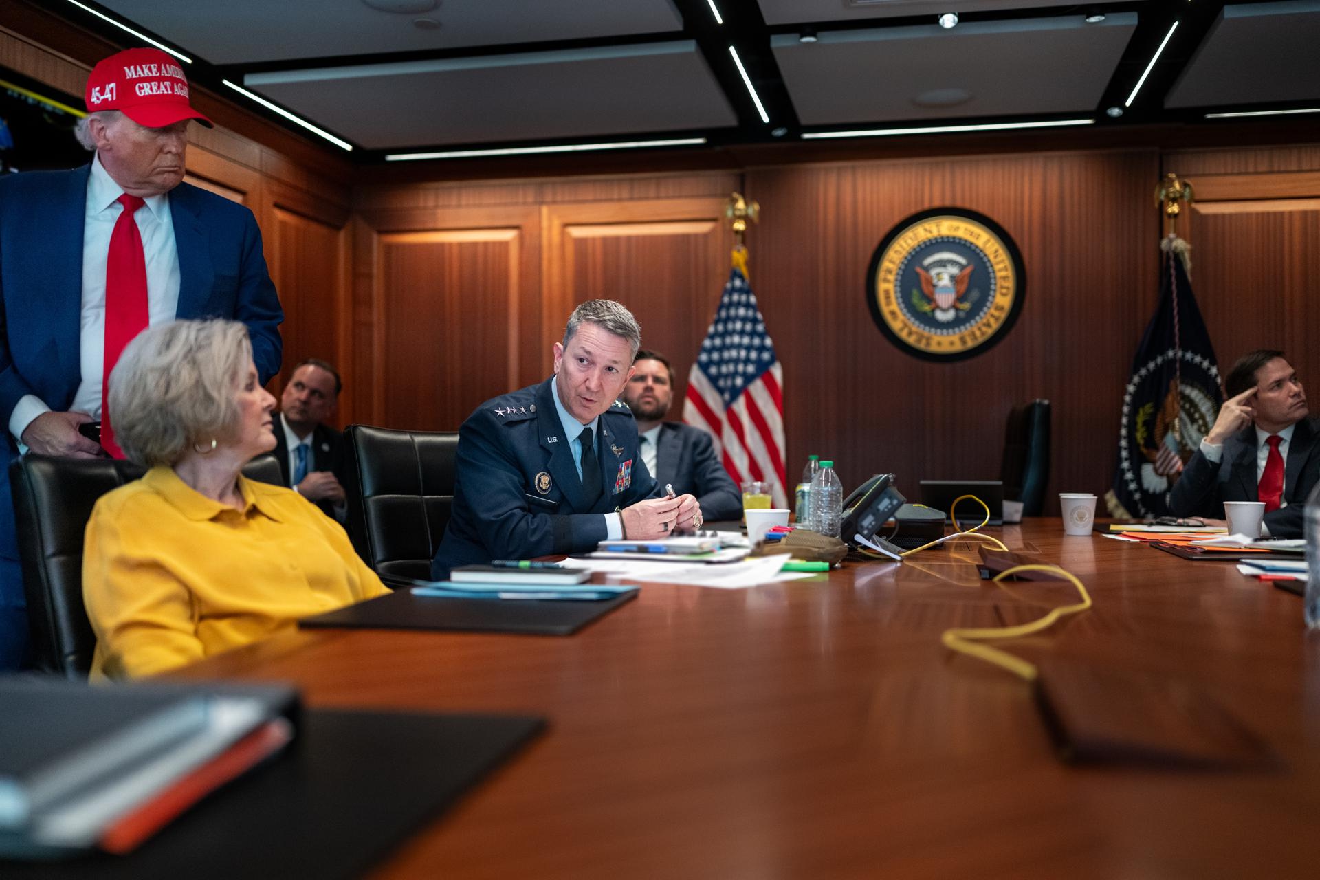 WASHINGTON (USA), 22/06/2025.- A handout photo made available by the White House shows and US President Donald Trump (L) Chair of the Joint Chiefs of Staff General Dan Caine (3-L) and White House Chief of Staff Susie Wiles (2-L) in the Situation Room of the White House in Washington, DC, USA, 21 June 2025. Later in the day, US President Donald Trump spoke to the nation about the US bombing of nuclear sites at three places in Iran: Fordow, Natanz and Esfahan. EFE/EPA/WHITE HOUSE / HANDOUT EDITORIAL USE ONLY/NO SALESHANDOUT EDITORIAL USE ONLY/NO SALES