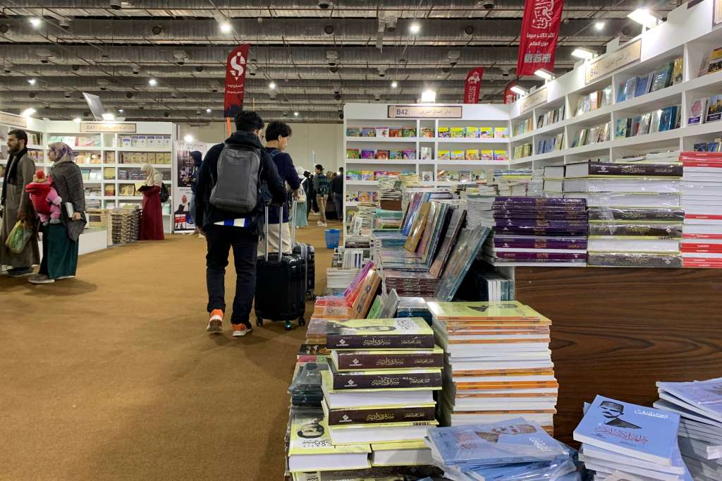 EL CAIRO (EGIPTO), 05/02/2023.- Dos jóvenes llevan maletas para cargar los libros que compran durante la Feria del Libro de El Cairo, que este año celebra su 54 edición, marcada por la crisis económica que atraviesa Egipto y que ha provocado un incremento desorbitado del precio del papel. En Egipto, uno de los principales centros culturales de Oriente Medio, publicar un libro es ahora todo un hito, puesto que la crisis ha provocado que el precio del papel se cuadruplique en menos de un año, lo que ha obligado a los editores a reducir drásticamente el número de copias y ser más selectos con los títulos que van a imprimir. EFE/ Carles Grau Sivera