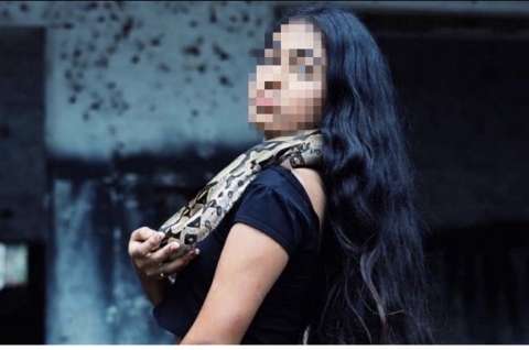 Rescatan a una boa que una adolescente exhibía en el V. del Cauca como un trofeo en redes