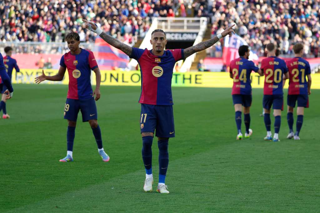 BARCELONA, 19/04/2025.- El delantero del FC Barcelona Raphael Dias Belloli "Raphinha" celebra después de marcar de penalti el 4-3 durante el partido de la jornada 32 de LaLiga EA Sports que FC Barcelona y Celta de Vigo disputan este sábado en el estadio olímpico Lluís Companys en Barcelona. EFE/ Marta Perez