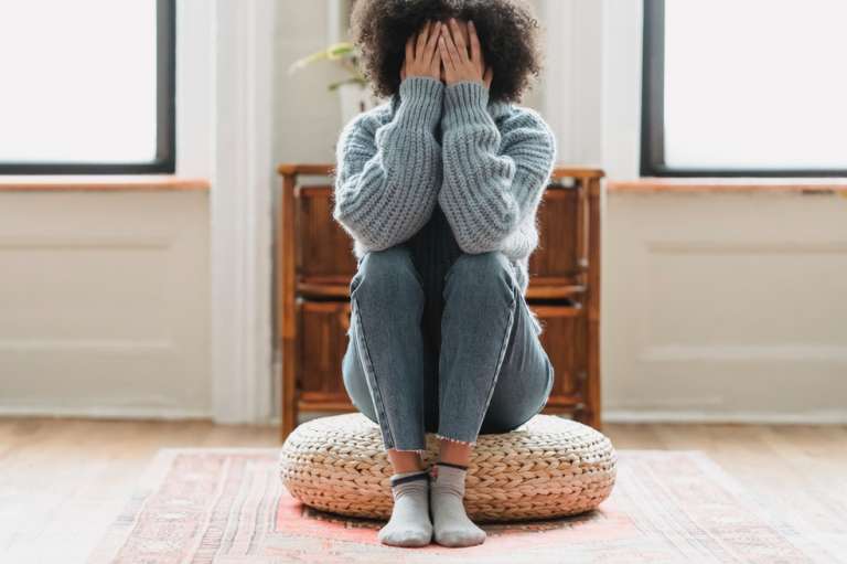 Acuario
Las personas nacidas bajo este signo zodiacal se caracterizan por su introspección y la importancia que le conceden al plano mental. Es por esto que se les facilita estar solos y felices sin la necesidad de estar constantemente acompañados.

Son personas independientes y con mucha confianza en sí mismos. Sin embargo, esto no quiere decir que no sean capaces de crear conexiones profundas. Puede que sus parejas duden de su compromiso por su actitud solitaria, pero son personas leales.
