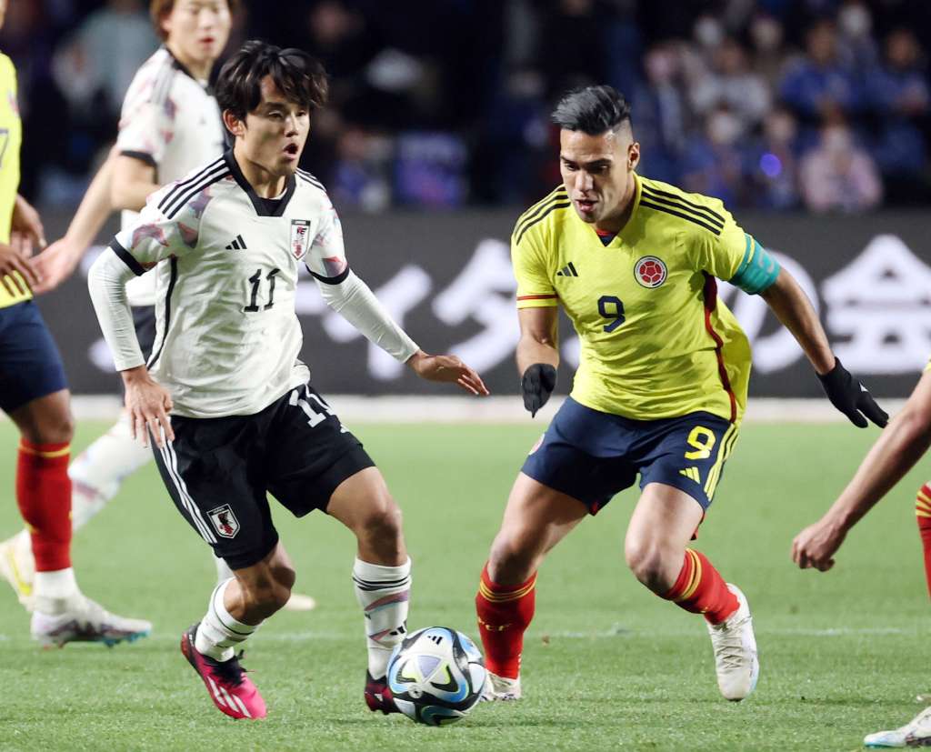 Tokyo (Japan), 27/03/2023.- Takefusa Kubo (L) of Japan and Radamel Falcao of Colombia in action during a friendly soccer match between Japan and Colombia at Yodoko Sakura Stadium in Osaka, Japan, 28 March 2023. Colombia won the match with a score of 2-1. (Futbol, Amistoso, Japón, Estados Unidos) EFE/EPA/JIJI PRESS JAPAN OUT EDITORIAL USE ONLY