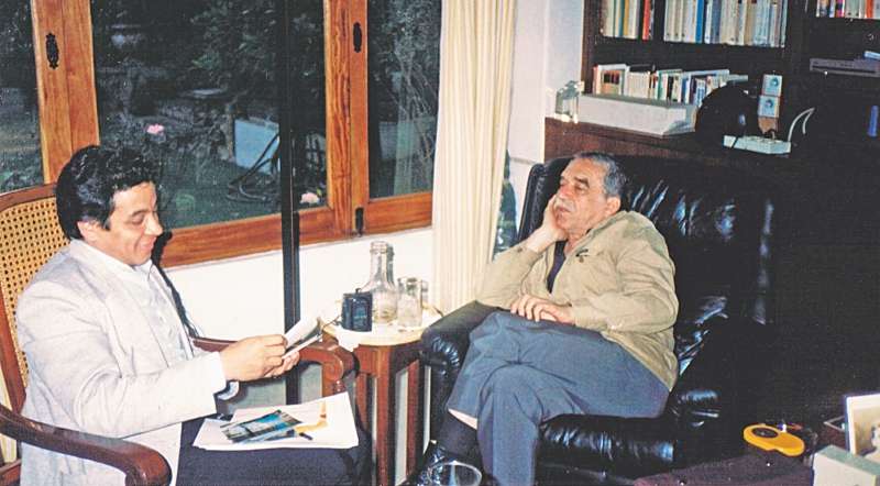 Dasso Saldívar y García Márquez en el estudio del Nobel en Ciudad de México. / Cortesía Édgar Montiel