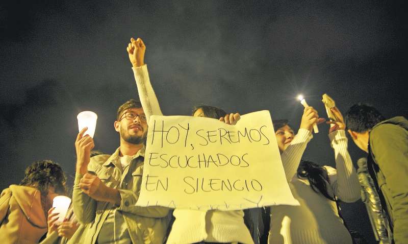 Miles de ciudadanos marcharon ayer en diferentes capitales del país para instar al presidente y a los promotores del No a alcanzar un pacto de paz. / Óscar Pérez