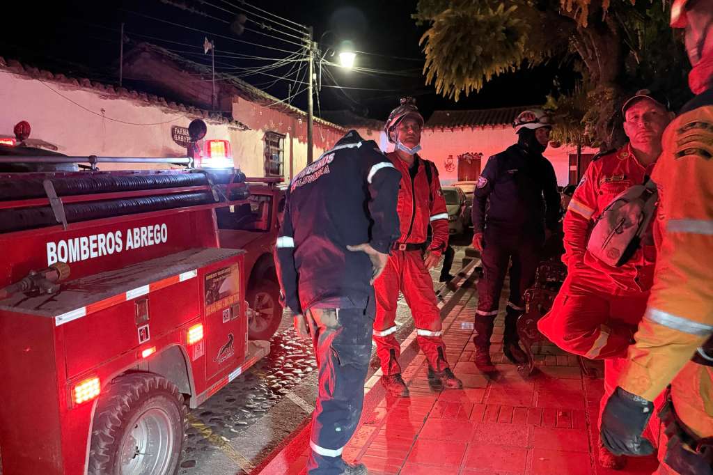 LA PLAYA DE BELÉN (COLOMBIA), 28/01/2026.- Integrantes de los Bomberos acompañan el operativo de rescate de los cuerpos de un avión accidentado este miércoles, en zona rural del municipio de La Playa de Belén (Colombia). El avión de la compañía colombiana Satena que desapareció en el departamento de Norte de Santander (fronterizo con Venezuela), con 15 personas a bordo, fue hallado accidentado y sin sobrevivientes, confirmó la aerolínea. EFE/ Mario Caicedo