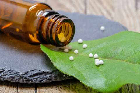 Doctores que prescriben tratamientos homeopáticos suelen ignorar otras pautas médicas, según estudio