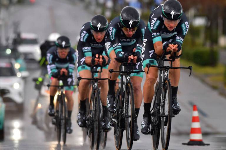La imprudencia de un fanático ocasiona un accidente en la Tirreno Adriático