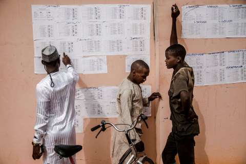 Nigeria en vilo tras aplazamiento de elecciones a pocas horas de abrir las urnas