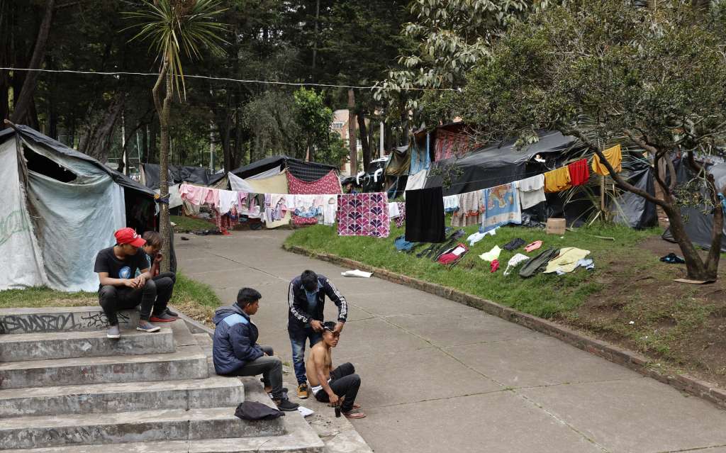 ACOMPAÑA CRÓNICA: COLOMBIA INDÍGENAS COL400. BOGOTÁ. (COLOMBIA), 15/06/2024.- Fotografía fechada el 13 de junio de 2024 de hombres indígenas embera mientras habitan el parque Nacional en Bogotá (Colombia). La situación de los indígenas embera que residen en el campamento improvisado del Parque Nacional de Bogotá tras ser desplazados de sus territorios por el conflicto armado continúa igual que hace nueve meses, cuando llegaron para instalarse por segunda vez en la capital: de forma precaria y con un aumento de tensión tras la muerte de una bebé de tres meses el domingo pasado. EFE/Mauricio Dueñas Castañeda