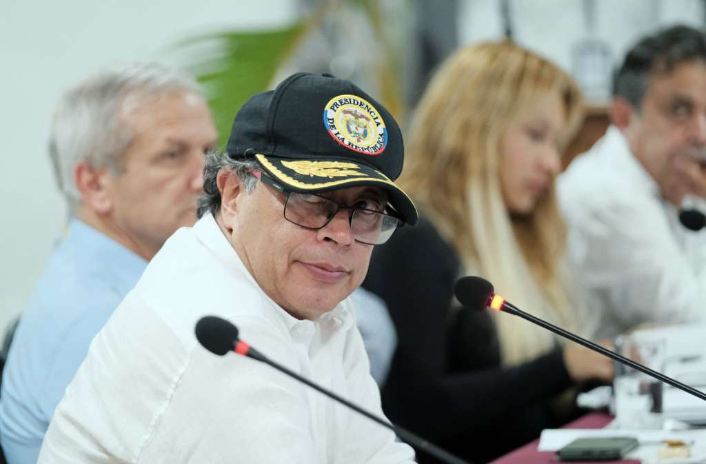 AME1737. TUMACO (COLOMBIA), 23/01/2024.- Fotografía cedida por presidencia de Colombia del presidente Gustavo Petro durante una visita a Tumaco, hoy en Tumaco (Colombia). El presidente de Colombia, Gustavo Petro, lamentó este martes que la región del Pacífico, donde trasladó la sede del Ejecutivo durante una semana, es "la tierra del olvido" y prometió facilitar una transformación territorial que garantice la salida de la pobreza de esta zona. El mandatario hizo referencia a una canción del colombiano Carlos Vives en un evento en el que escuchó a los líderes de las comunidades indígenas awá del departamento de Nariño, fronterizo con Ecuador. EFE/ Andrea Puentes/Presidencia de Colombia/ SOLO USO EDITORIAL/NO VENTAS/SOLO DISPONIBLE PARA ILUSTRAR LA NOTICIA QUE ACOMPAÑA/CRÉDITO OBLIGATORIO