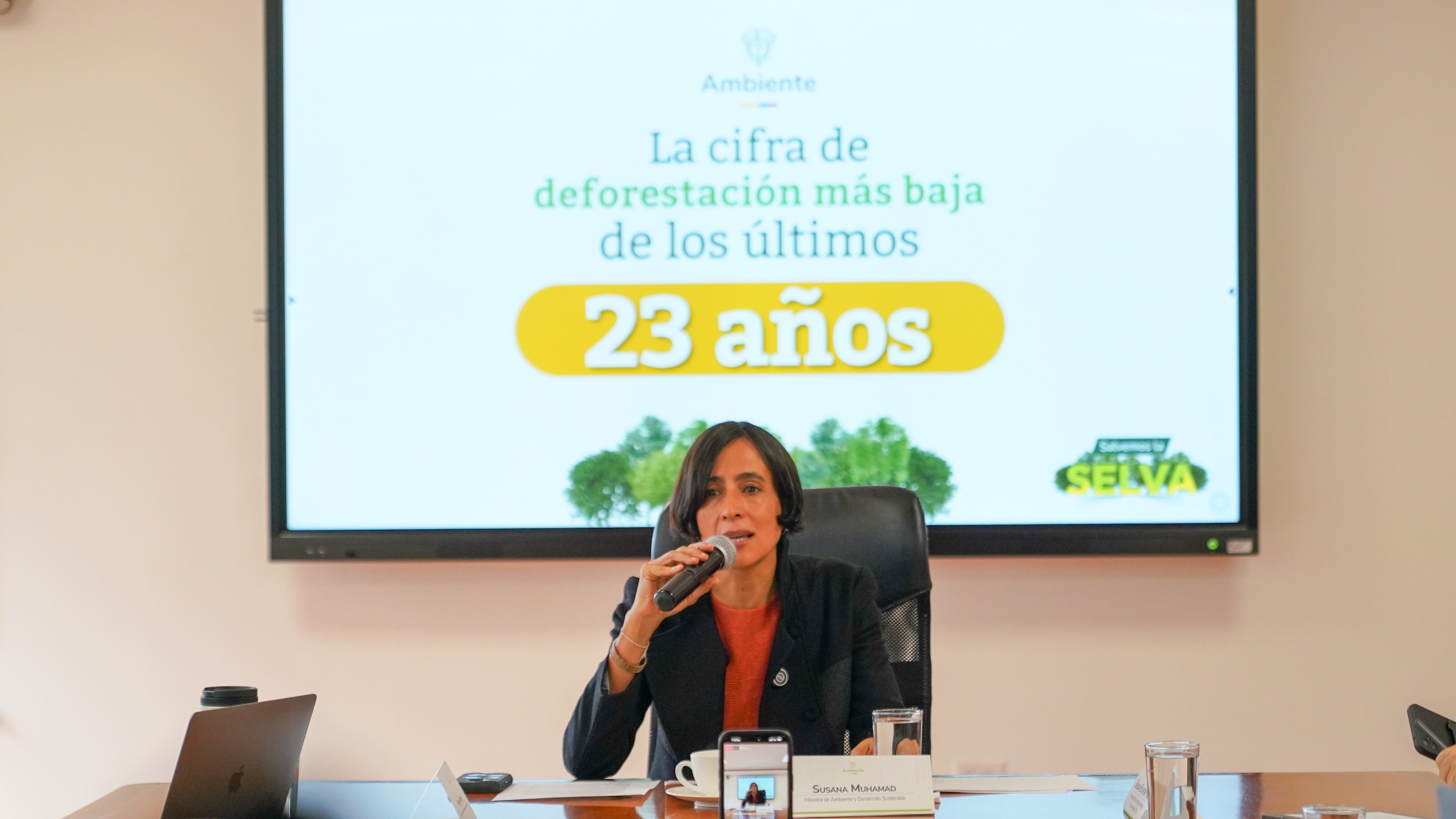 La ministra Susana Muhamad durante rueda de prensa sobre deforestación en Colombia.