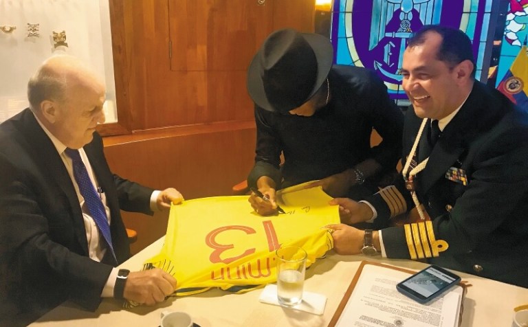 El capitán que se despide de su Gloria y del mar