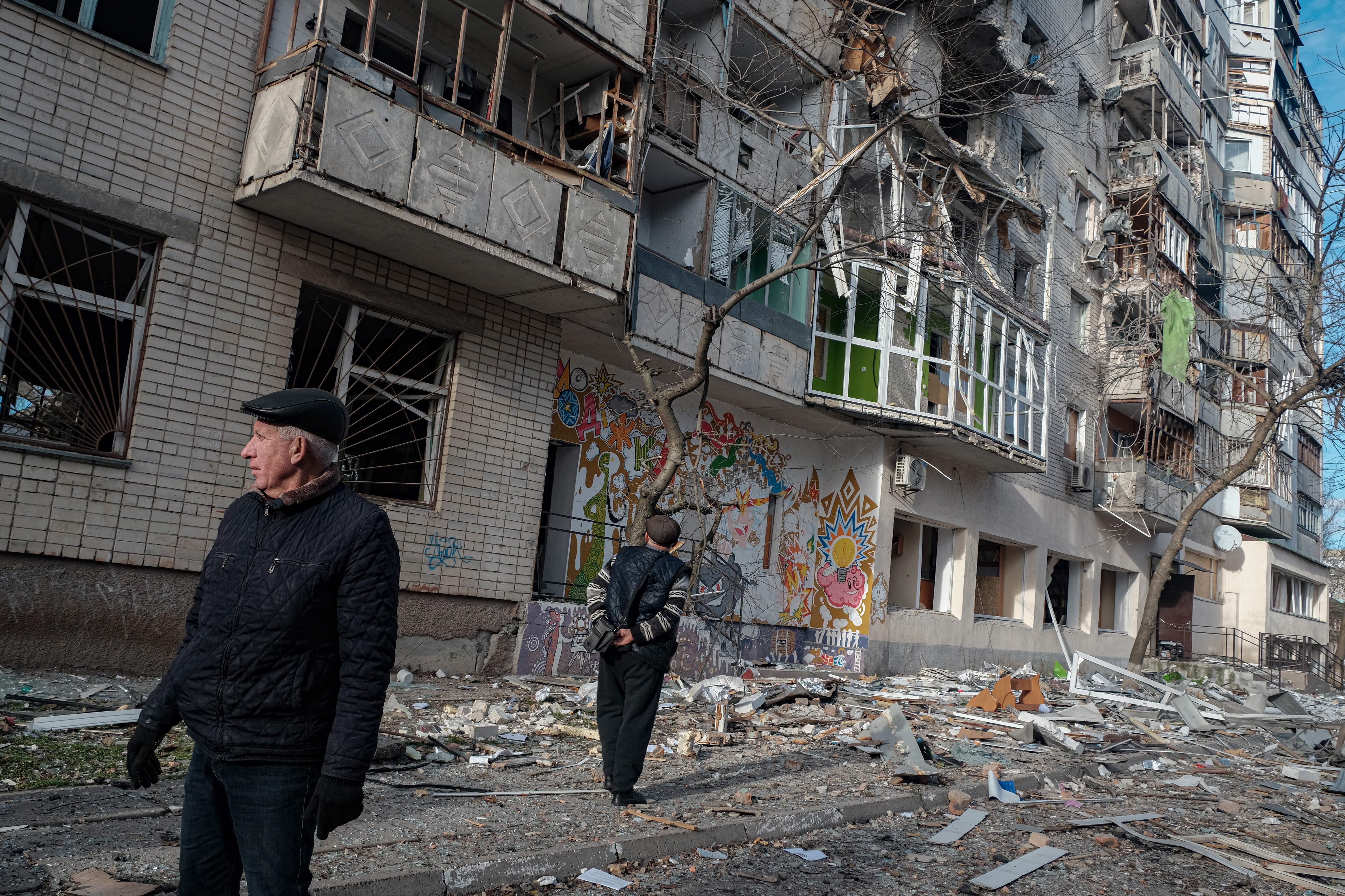 Kherson (Ukraine), 21/12/2022.- Residents view a destroyed appartment building following overnight shelling in Kherson, Ukraine, 21 December 2022. Ukrainian troops entered Kherson on 11 November after the Russian army had withdrawn from the city which they captured in the early stage of the conflict, shortly after Russian troops had entered Ukraine in February 2022. The Ukrainian president accused the Russian army of deliberately destroying critical infrastructure during their withdrawal from the city of Kherson, including electricity and water supplies. (Rusia, Ucrania) EFE/EPA/Maria Senovilla