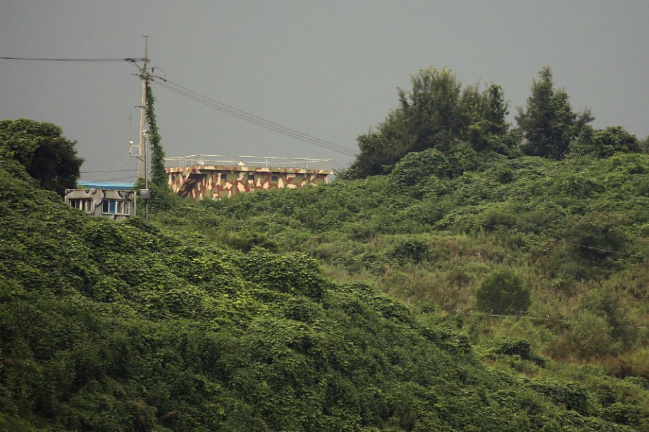 Una instalación militar de Corea del Sur se ve en un campo de entrenamiento de campo en el condado fronterizo de Yeoncheon. / AFP