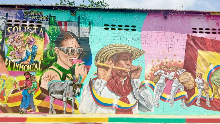 Desde 1857, cuando Barranquilla fue elevada a ciudad, Barrio Abajo ha conservado sus andenes elevados y escalinatas. Es la cuna del Carnaval, y sus calles han visto nacer a artesanos, poetas, deportistas que representan el carácter del barrio y la ciudad.