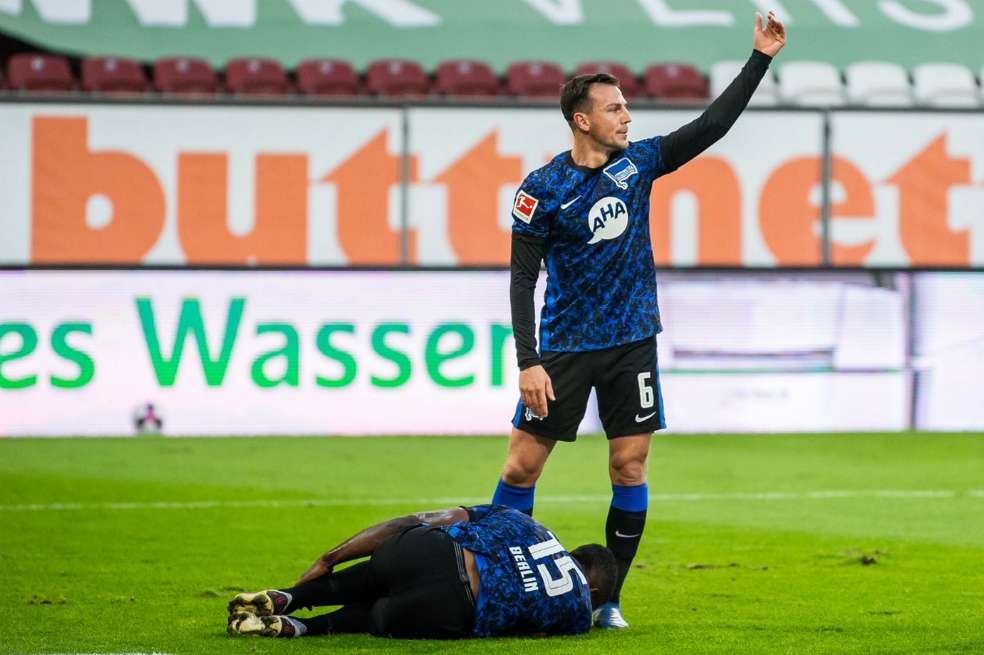 El delantero colombiano John Córdoba salió lesionado en el partido de su equipo, el Herta Berlín, le ganó 3-0 al Augsburgo, por la Bundesliga.