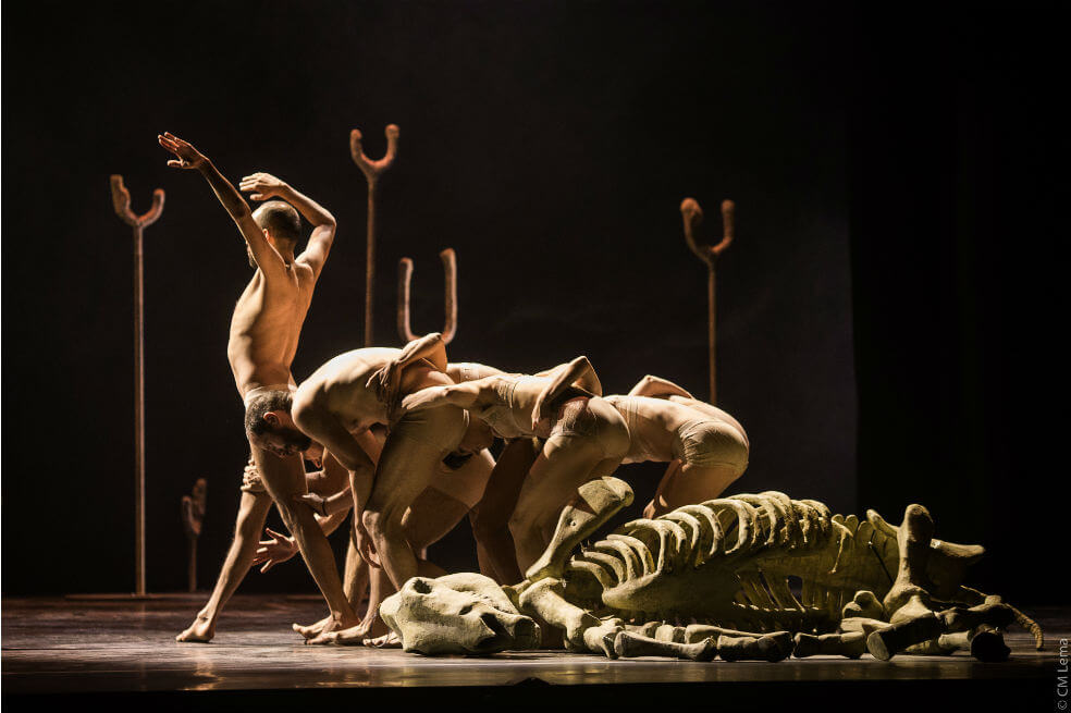Los bailarines de L’explose danza comparte escenario con una cantaora, un guitarrista y un bailarín de flamenco para dar vida al universo creativo de Dalí y Lorca. / Carlos Mario Lema.