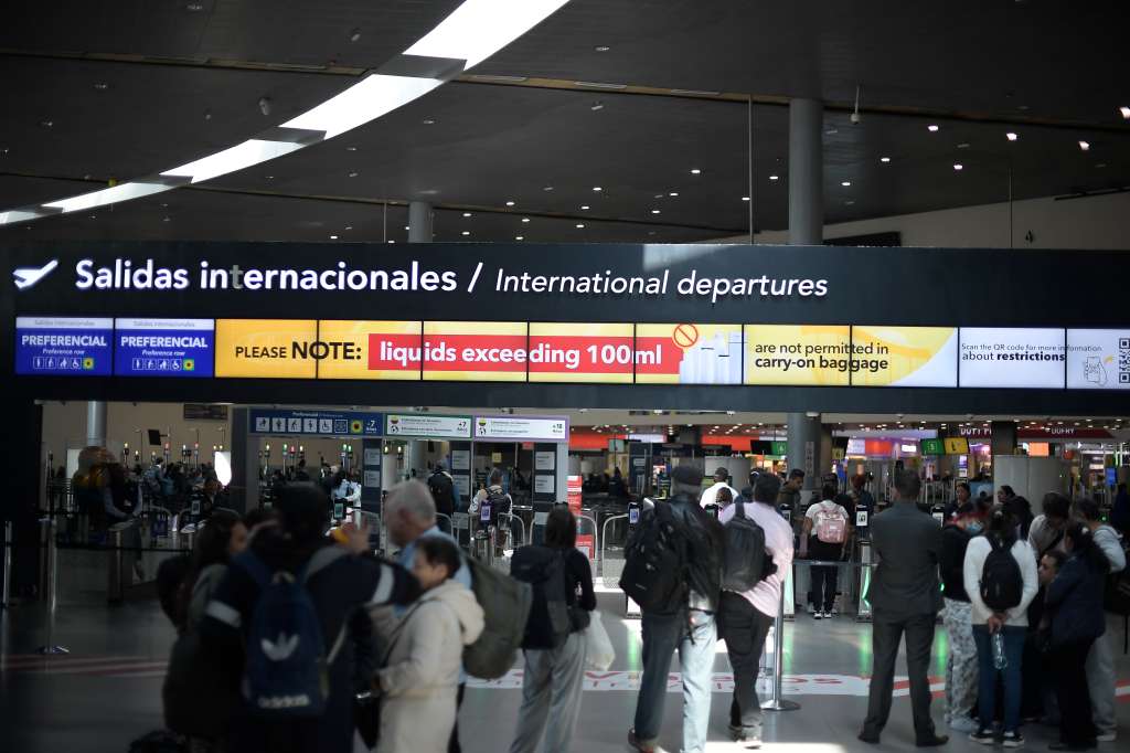 Personal de migración Colombia y viajeros en esta terminal aérea.