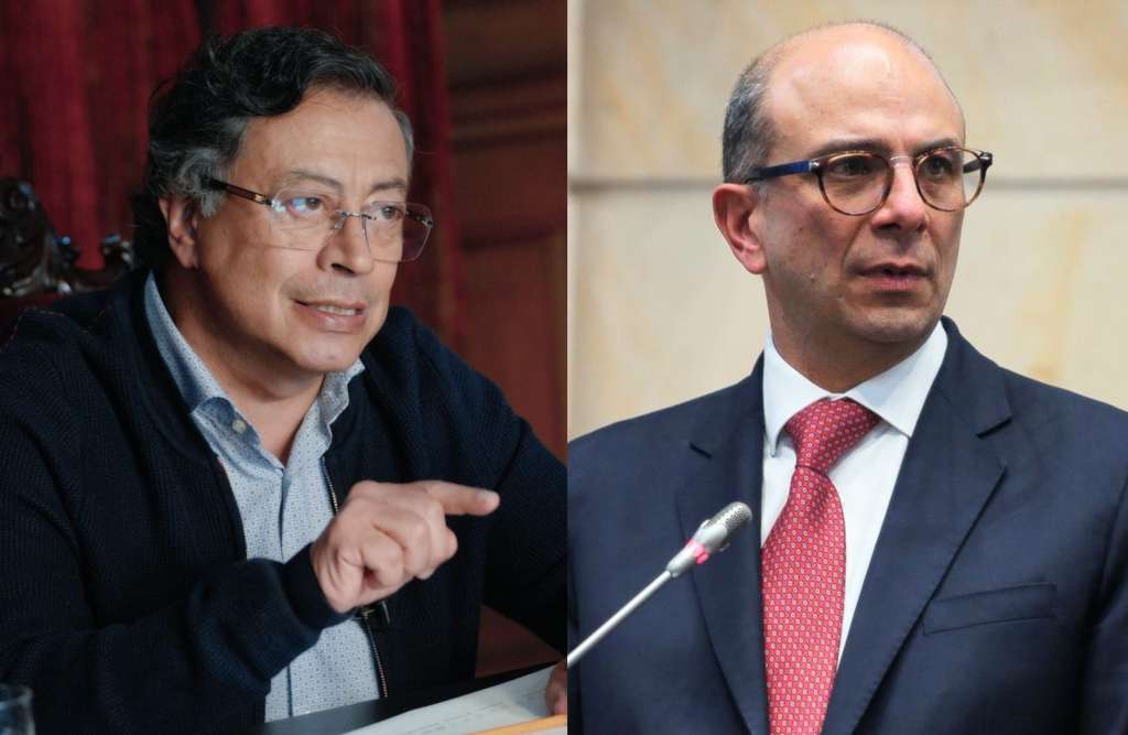 Presidente Gustavo Petro y recién elegido magistrado de la Corte Constitucional Carlos Camargo.