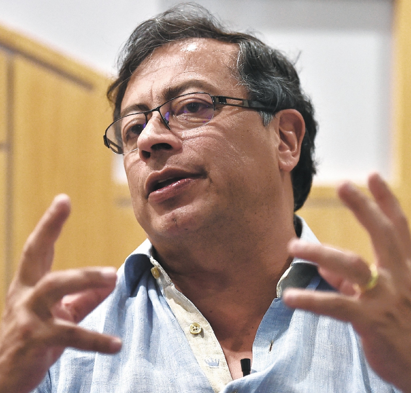 Gustavo Petro le pidió a Piedad Córdoba alejarse de la campaña hasta que aclare sus visitas a La Picota. (Photo by Luis ROBAYO / AFP)