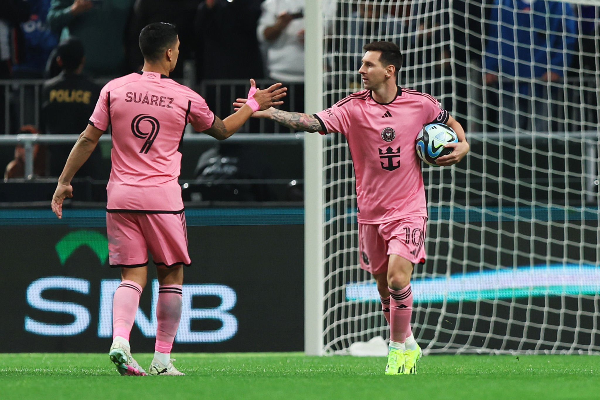 Luis Suárez (der.) y Lionel Messi en el partido amistoso entre el Al Hilal y el Inter de Miami.