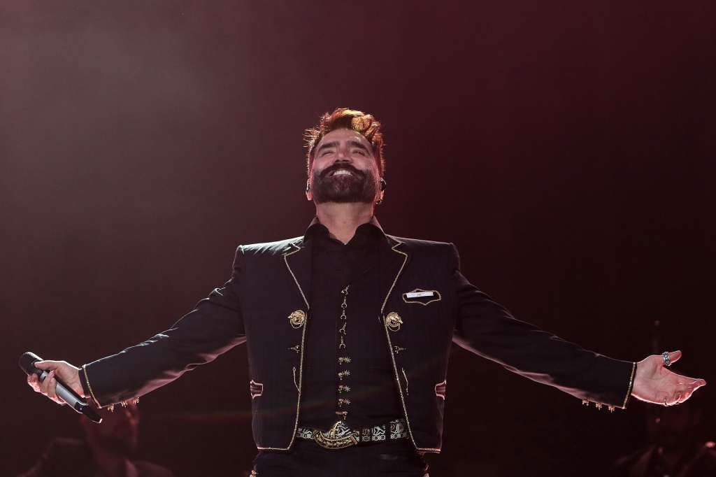 MEX4692. CIUDAD DE MÉXICO (MÉXICO), 04/10/2025.- El cantante mexicano Alejandro Fernández durante un concierto este sábado, en Ciudad de México (México). EFE/ Mario Guzmán